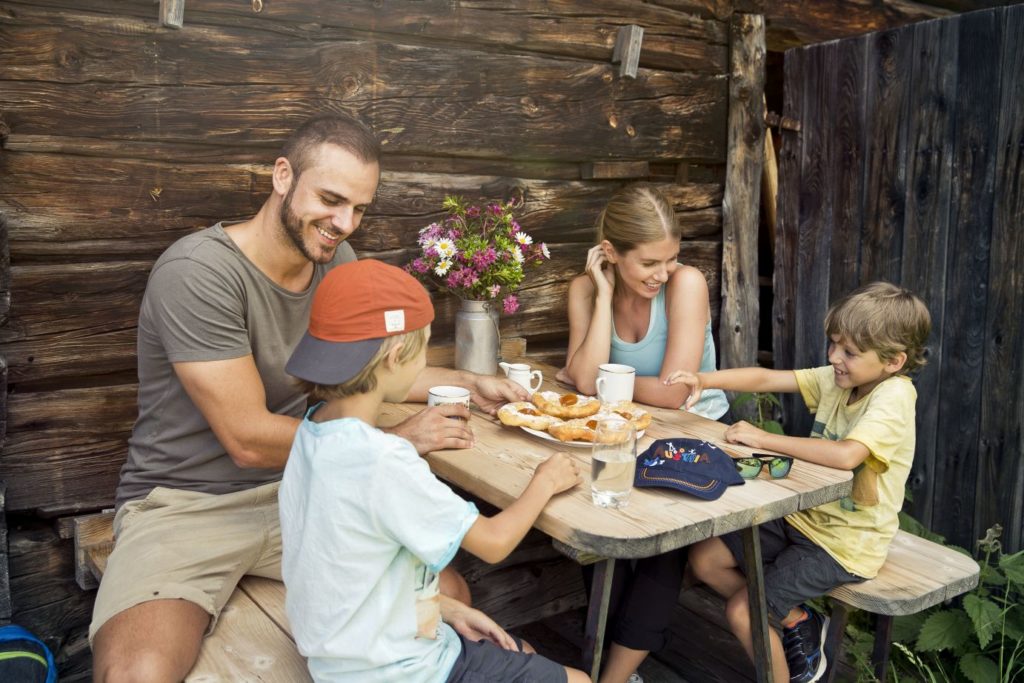 Familie mit Bauernkrapfen in St. Johann/Pongau