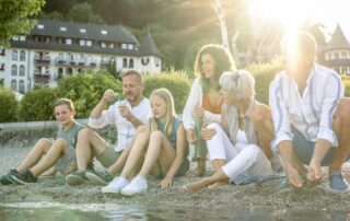 Familie am See vor Ebner´s Waldhof am See